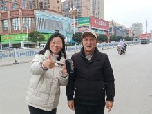 1月31日，10：55分由怀化高铁站开往沅陵的定制快车驾驶员李建成，在完成此趟运输任务整理车厢的时候，发现在3号座位上旅客遗失的一部高端手机。     李建成发现失物后，第一时间将此事汇报给分公司客服，按照公司要求报备失物信息：拾获时间、乘客订单编号、手机品牌型号及外观特征，同步将手机妥善保管于驾驶室安全储物格。客服接到电话第一时间叮嘱驾驶员妥善保管，并通过VIP群发布失物招领！15分钟后乘客肖女士与驾驶员取得联系。经核实手机内存储的个人信息、行程凭证等关键细节，确认旅客身份无误，双方约定在御鑫城完成交接。     肖女士拿到失而复得的手机万分激动，对驾驶员拾金不昧的行为表示由衷感谢，称该手机存储大量客户资料及个人重要证件电子版，若遗失将造成严重经济损失与工作延误。并通过分公司客服渠道再次表扬：“定制车驾驶员的诚信与责任心让人感动，不仅保障了我的财产安全，更让我感受到我们沅陵定制车的服务温度，为贵公司的专业管理与员工素养点赞！”