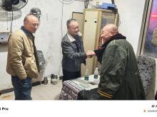 大年初二，为全力保障春节期间旅客出行安全与车站平稳运行，沅陵汽车站副经理向辉带领安全科工作人员开展夜间安全专项检查，以坚守守护团圆，用责任筑牢防线。 当晚，检查组直奔门卫室、安检通道、停车场、车辆例检区等重点区域，重点查看消防设施完好情况、应急通道是否畅通、监控系统运行状态、用电安全及值班值守落实情况，严格对照“三不进站、六不出站”管理规定，逐项排查、不留死角。向辉仔细核对值班记录，现场询问值守人员应急处置流程，对发现的问题当场交办、限期整改，确保隐患动态清零。 向辉强调，春节期间安全责任重于泰山，全体工作人员要坚守岗位、履职尽责，严格执行24小时值班与领导带班制度，加密夜间巡查频次，强化源头管控与风险防范，以最严标准、最实举措保障旅客平安出行，为广大群众度过平安祥和的春节保驾护航。