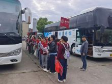 4月23日至24日，沅陵分公司车队顺利承接荷花池小学“中华书山行”研学出行运输保障任务。本次研学首批共计四百余名学生出行，公司科学统筹运力，精心调配营运车辆9台，圆满完成此次研学运输保障工作。 为筑牢出行安全防线，车队黄队长在发车前对全体参运驾驶员开展现场安全叮嘱和岗前动员。 一是严守交通法规及公司各项安全管理制度，规范操作、文明行车，树立良好客运形象。 二是主动配合随行老师做好学生上下车秩序引导，逐一提醒督促学生规范系好安全带，用心提升研学出行服务品质。 三是行驶途中严格控制行车车速，保持安全跟车距离，认真履行岗位职责，时刻保持车辆车容车貌干净整洁。 全体驾驶员严格落实各项要求，全程安全规范、服务周到，以高度的责任心圆满完成本次研学运输保障任务，保障了全体师生平安顺利出行、满载而归。