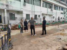 领导勘察督导出租车服务中心项目建设