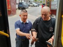 “手机已拿到，谢谢贵公司的热情服务，谢谢各位工作人员的鼎力相助”！ 一句真诚的道谢，道出了失主满心的感激。  6月10日，泸溪籍旅客杨先生乘坐我司湘N10665D怀化至沅陵便民快巴，在筲箕湾镇政府门口下车时，不慎将手机遗落在车厢最后一排座位。旅客身处异地、身无分文、举目无亲，焦急万分之下只能求助沅陵县筲箕湾镇政府的工作人员求助。接到求助后，筲箕湾政府李飞跃主任第一时间与沅陵汽车站客服联系说明情况。沅陵分公司客服罗琴迅速与当班便民快巴驾驶员卢巍确定了手机遗失的事实，顺利找到旅客遗失的手机并妥善保管。考虑到旅客实际难处，罗琴把手机送往沅陵至筲箕湾的公交车，失主顺利拿回手机后连连致谢。 拾金不昧，是坚守；多方相助，是温情。这场跨越岗位的爱心接力，凝聚起满满的温暖力量。一线客运人员始终把群众需求放在心上，用细致服务、暖心善举传递正能量，以实际行动树立起优质服务标杆。