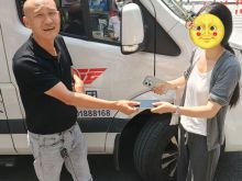 一件遗失的物品，一次温暖的归还，彰显客运从业人员诚实守信的优良品德。8月17日，沅陵分公司官庄至怀化定制车驾驶员腾建群用暖心举动，为旅途增添一抹文明底色。     在执行官庄至怀化的营运途中，滕师傅始终坚持文明规范服务，耐心对待每一位乘客，全力保障大家拥有安全、舒适的乘车体验。在运送乘客抵达目的地、旅客下车之后，滕师傅按照工作规范对车厢进行例行巡查，意外发现乘客不慎遗落在车内的一台手机。想到失主发现物品丢失后一定会焦急万分，滕师傅立刻妥善收好遗失物品，第一时间上报平台及分公司客服，想方设法联系失主。经过多方渠道，多次沟通，顺利与失主向女士取得联系，并如约将物品完好无损交还，向女士表示：“太感谢了，滕师傅！这个是我的一台生活手机，里面有许多家人的照片和联系方式，不敢想象，要是不见了怎么办……”。面对失主向女士真诚的感谢，驾驶员婉言谢绝答谢，朴实表示这是自己分内之事。    细微之处见文明，平凡岗位显初心。拾金不昧看似一件小事，却充分体现出驾驶员高尚的道德修养与良好的职业素养。 定制车驾驶员腾建群坚守服务初心，恪守诚信美德，立足岗位用心服务广大旅客，传递温暖正能量，持续擦亮了定制客运文明服务名片。 