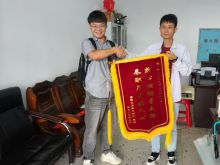 热心相助寻失物 尽职尽责暖人心 ——便民大巴驾驶员蒋伯和获乘客赠锦旗