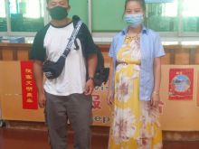 杨芬芬与失主合影