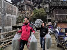 把集团公司的爱心和温暖带到困难户家中