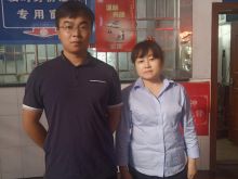 与失主合影