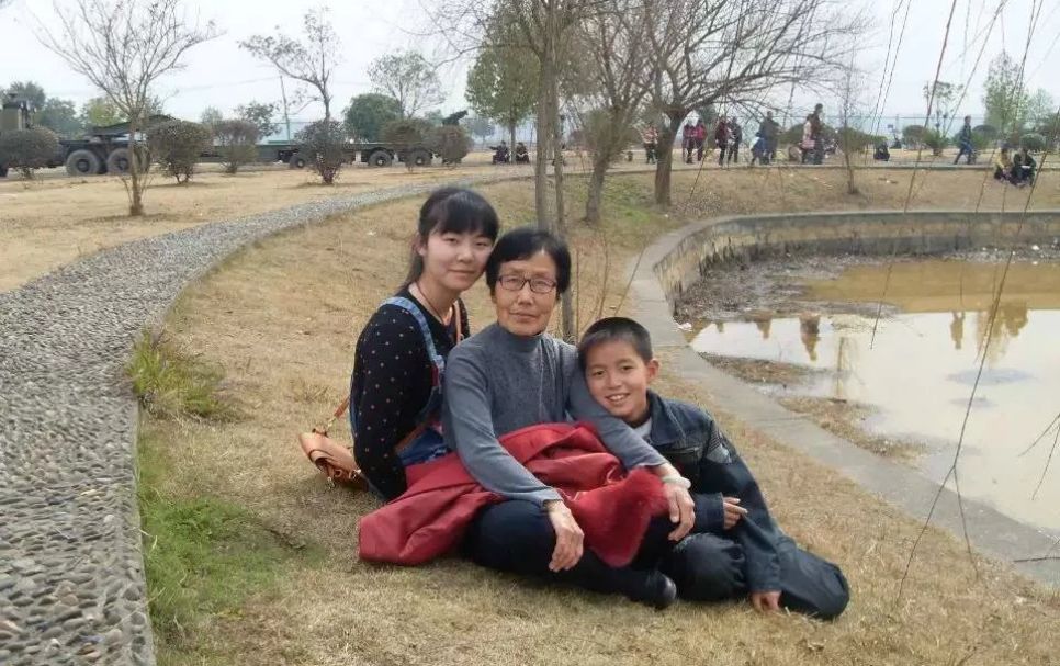 母亲（中）和孙辈在一起合影留念