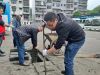 党员群众齐上阵 清理排水沟