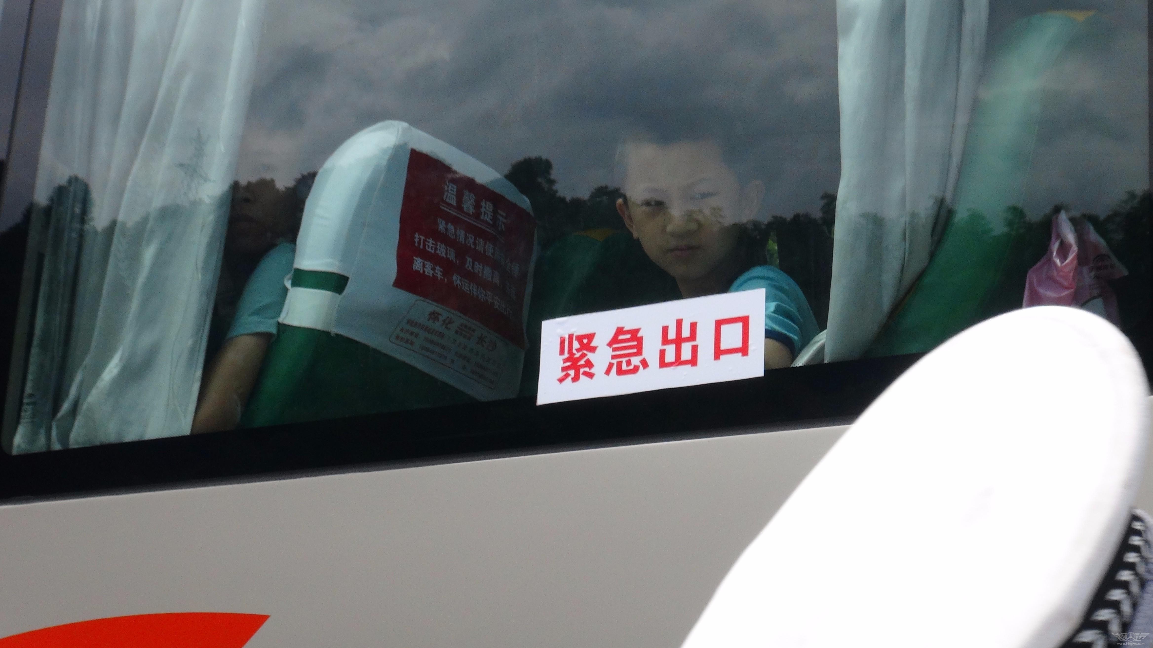 贴上了紧急出口的车窗及前排安全员座套 贴上了紧急出口的车窗及前排安全员座套