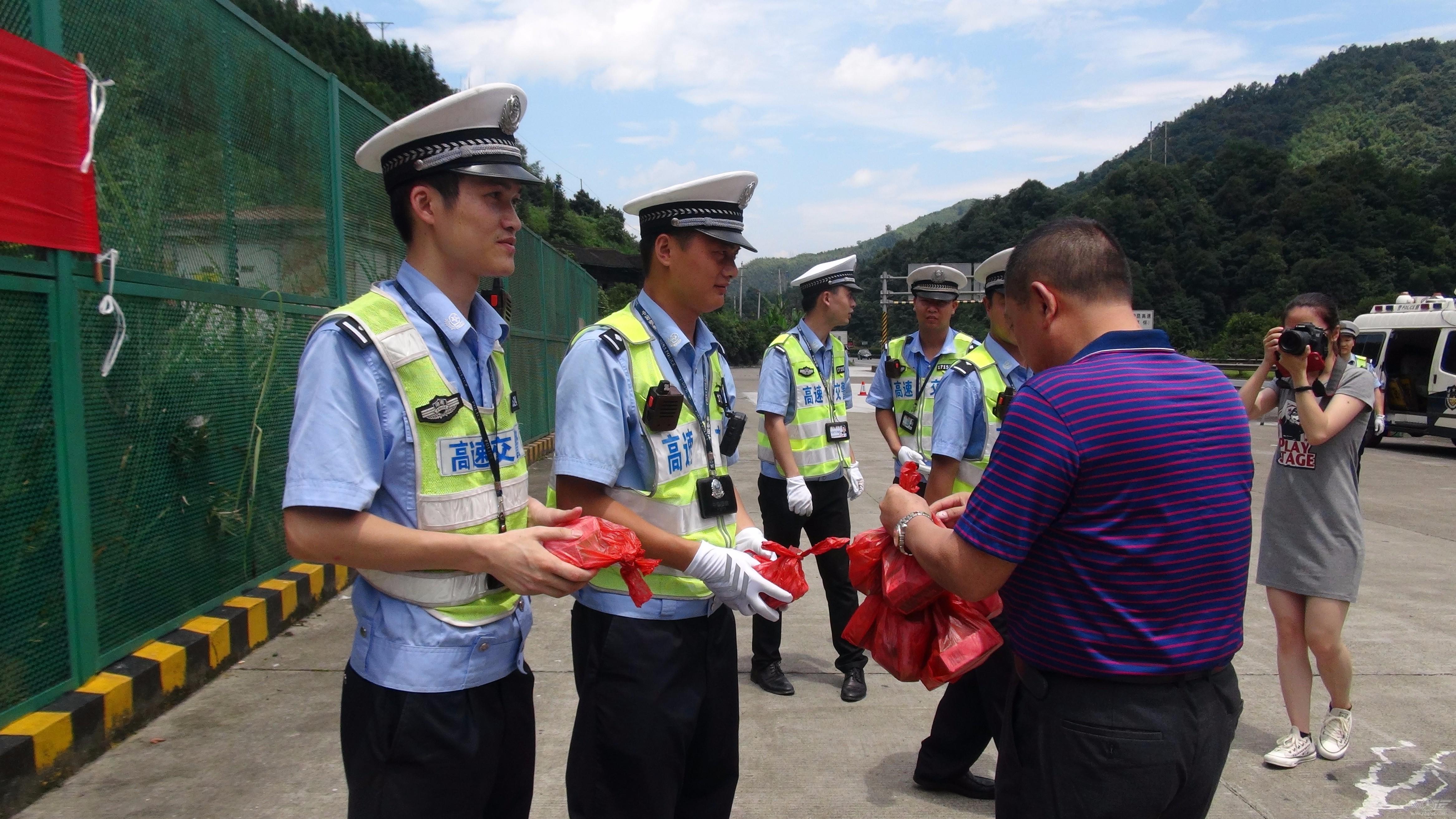 郎建中向高速交警赠送防暑用品 郎建中向高速交警赠送防暑用品
