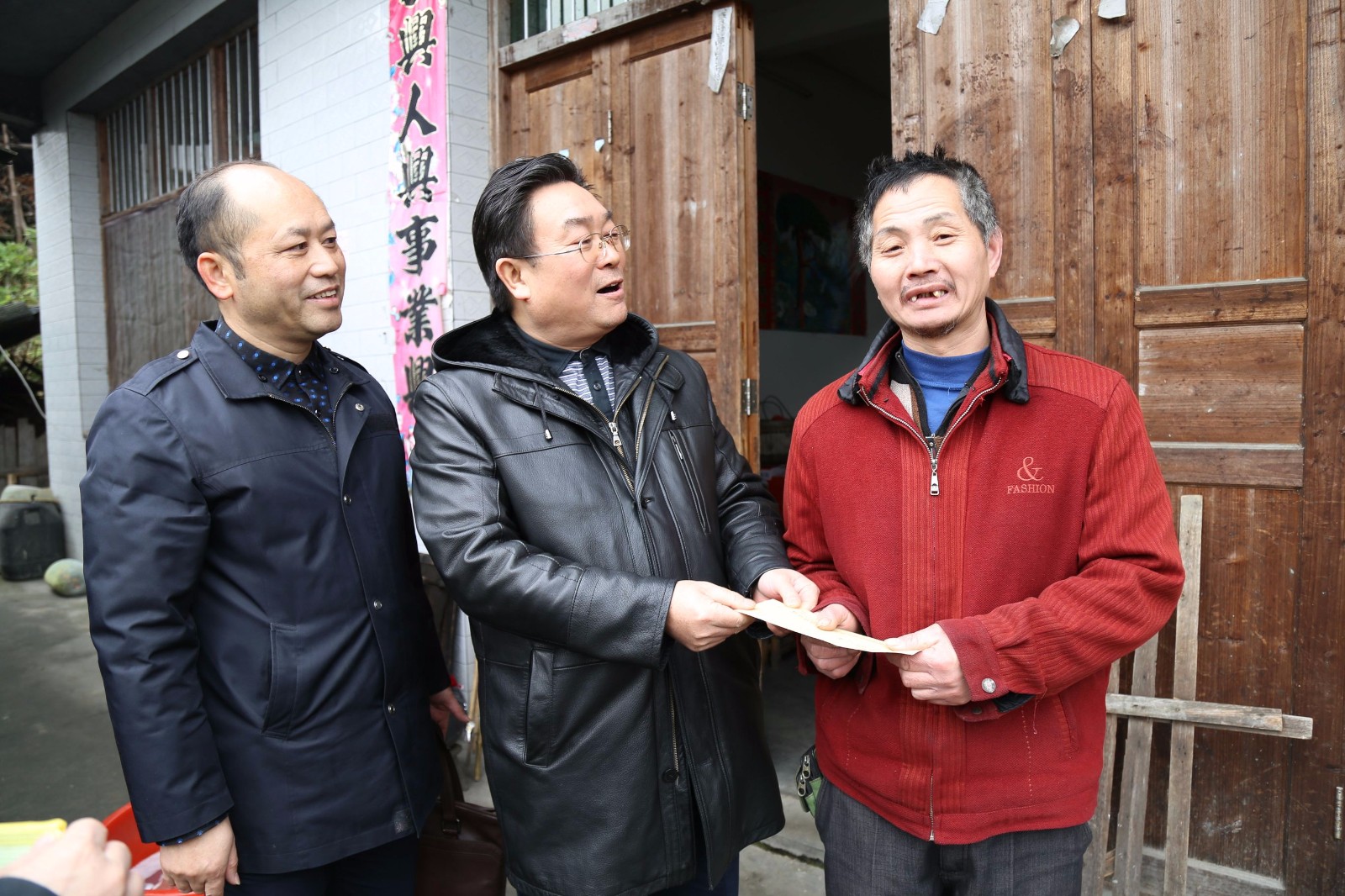 邓文朝将慰问金将至贺大云的儿子手中 邓文朝将慰问金将至贺大云的儿子手中