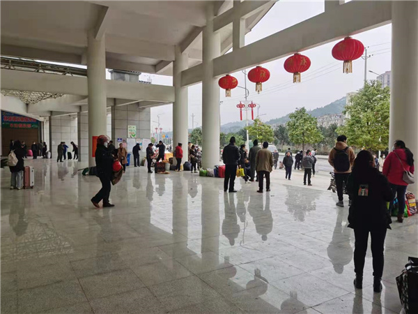 会同汽车站上演人潮汹涌