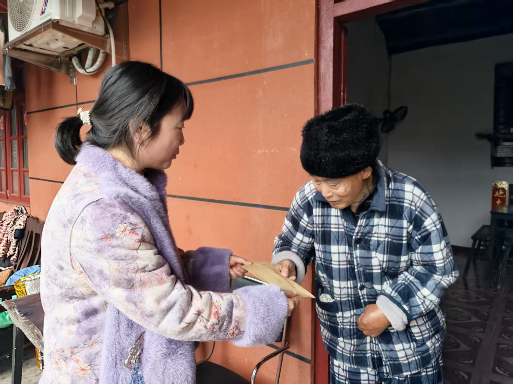 1770968871719341.jpg 慰问2.jpg