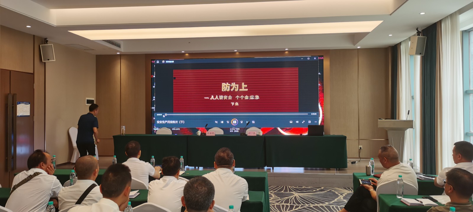 观看安全月教育片.jpg