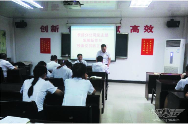 1468224382715624.jpg 党员发展对象谢景光在宣读自己的入党志愿书.jpg